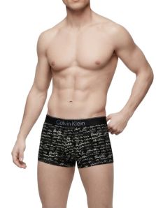 Modelo con bóxer Calvin Klein de microfibra con estampado de logotipos en color negro