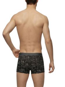 Modelo mostrando la parte trasera del bóxer Calvin Klein de microfibra con estampado de logotipos en negro