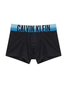 Boxer Calvin Klein de microfibra tipo trunk en negro con cinturilla ancha azul degradada y logotipo Calvin Klein.