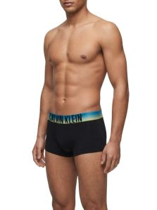 Modelo llevando un boxer Calvin Klein de microfibra tipo trunk en negro con cinturilla ancha y ajuste ergonómico.