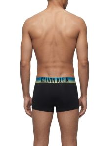 Vista trasera de modelo con boxer Calvin Klein de microfibra tipo trunk en negro y cinturilla ancha con logotipo.