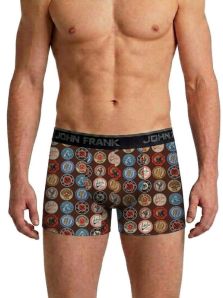 Boxer John Frank con estampado creativo de chapas y anagramas en colores vivos sobre fondo marrón presentado en modelo para hombre