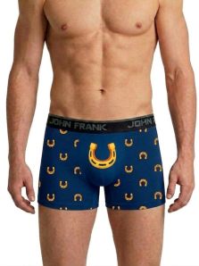 Boxer John Frank azul con estampado de herraduras a contraste y detalle frontal de gran herradura presentado en modelo para hombre