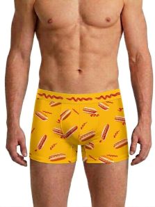 Boxer John Frank color amarillo mostaza con estampado de perritos calientes y ketchup presentado en modelo para hombre