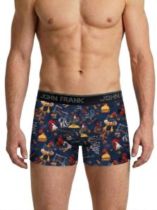 Boxer John Frank Rooster con estampado de gallos en gallinero sobre fondo azul presentado en modelo para hombre