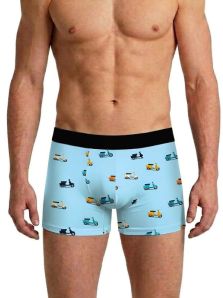 Boxer John Frank azul cielo con estampado de scooters y motos de colores presentado en modelo para hombre