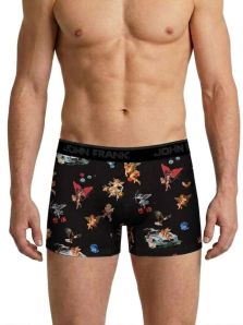 Boxer John Frank Vintage Sins con estampado de angelitos neoclásicos y corazones sobre fondo negro presentado en modelo para hombre