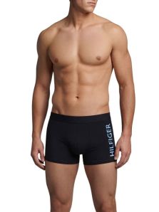 Modelo luciendo el bóxer Tommy Hilfiger Maxwell de microfibra azul marino con cintura forrada