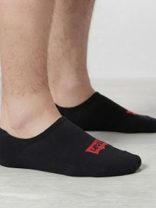 Vista lateral de calcetines invisibles negros Levi's de algodón elástico ideales para calzado casual.
