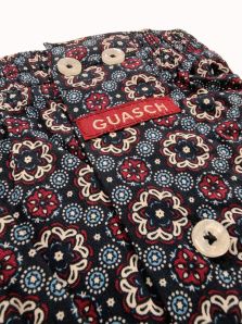 Detalle del estampado geométrico multicolor en calzoncillo de tela Guasch para hombre