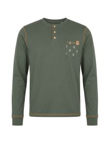 Camiseta de pijama Barandi con vasos de cerveza, un diseño divertido y original.