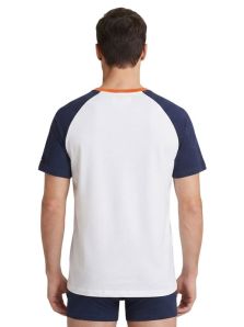 Modelo mostrando la espalda de la camiseta Tommy Hilfiger blanca de algodón orgánico