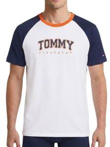 Modelo con camiseta Tommy Hilfiger blanca de algodón orgánico para hombre