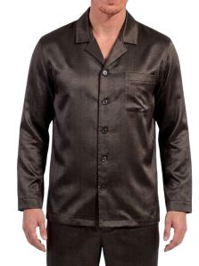 Modelo de frente con pijama de seda marrón oscuro, cuello solapa y bolsillo superior HOM.