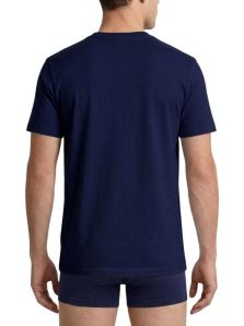 Detalle del cuello redondo y la costura interior de la camiseta azul marino de Polo Ralph Lauren, mostrando la etiqueta interna de autenticidad.