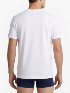 Vista macro de la textura del punto de algodón de una camiseta Polo Ralph Lauren blanca, mostrando la suavidad.