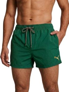 Detalle lateral de bañador Puma verde botella con cordón ajustable y tejido ligero