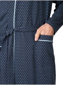 Detalle de bolsillos con ribete decorativo en bata Massana hombre