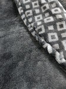 Detalle de bata Pettrus de coralina con cuello smoking y remates de cuadros