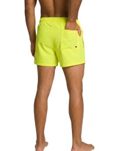 Detalle del bolsillo trasero en bañador Puma amarillo limón para hombre