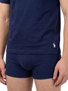 Detalle del icónico logotipo bordado del jugador de polo (pony) en hilo blanco sobre la camiseta azul marino de Polo Ralph Lauren.