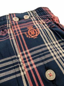Detalle del estampado de cuadros azul marino y coral en calzoncillo clásico Guasch para hombre