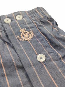 Detalle del estampado de rayas rojas estrechas sobre fondo azul en calzoncillo clásico Guasch