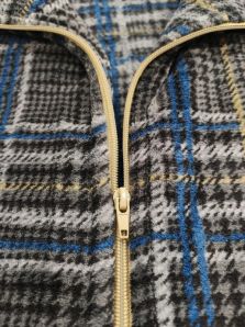 Detalle de la cremallera frontal de la bata corta Massana gris de cuadros, cómoda y fácil de poner para estar en casa.