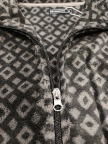 Cremallera frontal y tejido de rombos grises de la bata corta Pettrus, una opción práctica para estudiantes y jóvenes.