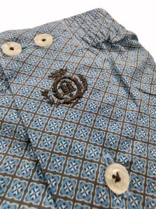Detalle del estampado corbatero de rombos en calzoncillo clásico azul claro de algodón