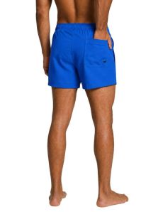 Detalle del tejido técnico y logo de Puma en bañador azul corto para hombre