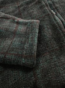 Detalle de la parka y del estampado de cuadros difuminados de la bata corta Massana, práctica y cómoda para jóvenes.
