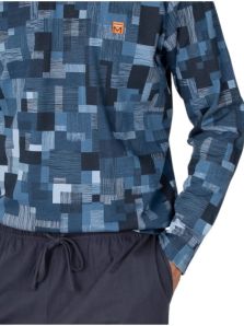 Detalle del tejido de algodón y estampado geométrico del pijama Massana