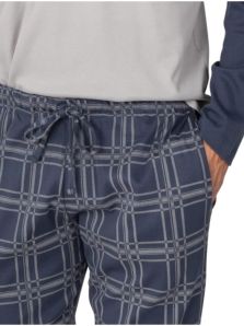 Detalle de camiseta beige y pantalón de cuadros azules del pijama Massana