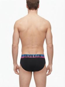 Detalle del tejido de microfibra y la cinturilla ancha de un slip Calvin Klein negro