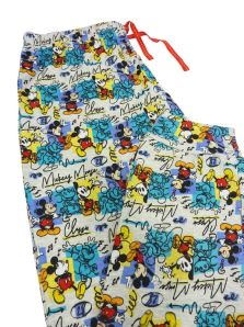 Pijama Disney de Mickey con acabado suave y agradable. Aporta confort constante y un diseño que mezcla diversión, nostalgia y modernidad.