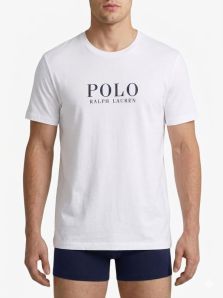 Primer plano detallado del texto "POLO RALPH LAUREN" en azul marino estampado sobre el tejido de la camiseta blanca.