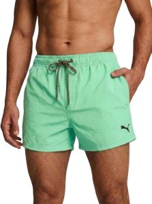 Detalle lateral de bañador Puma verde claro con cordón ajustable y tejido ligero