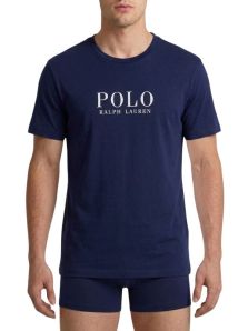 Primer plano detallado del texto "POLO RALPH LAUREN" estampado en color blanco sobre el tejido de la camiseta azul marino.