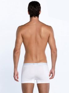 Moda en calzoncillos de hombre en blanco con abertura lateral 