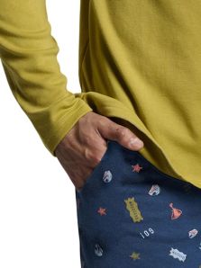 Detalle de bolsillo y estampado del pijama Muydemi con puños