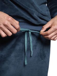 Cordón del pantalón del pijama Muydemi de coralina azul marino, pensado para ajustar la cintura.