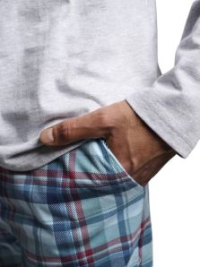 Detalle del bolsillo en el pantalón de cuadros del pijama Muydemi