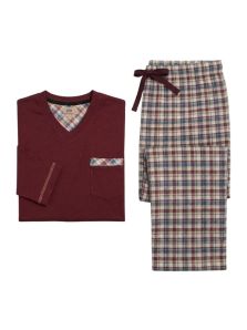 Pijama de hombre Barandi granate con cuello en pico empaquetado listo para regalar con envío urgente.
