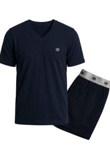 Pijama corto de hombre en marino con cuello pico y pantalón de raya diplomática