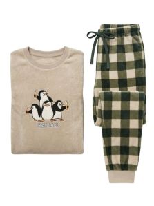 - Pijama beige Dark Elephant de coralina, ideal para regalar en Navidad o el Día del Padre