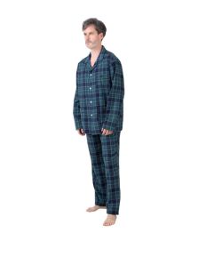 Modelo con pijama Guasch de cuadros verdes y vivos azules