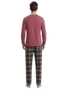 Pijama Guasch de hombre visto por detrás con camiseta burdeos y pantalón de cuadros
