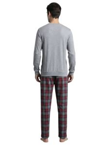 Pijama Guasch de hombre visto por detrás con estampado de cuadros en tonos burdeos y gris