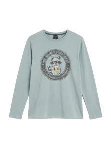 Modelo Dark Elephant gris azulado con estampado de mapaches